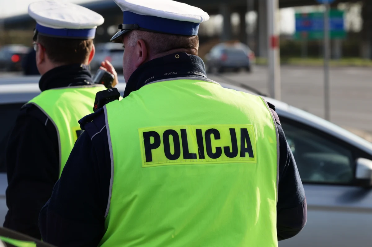 64-latek zgłosił policji kradzież auta. Miało zniknąć z parkingu przed jednym ze sklepów. Tymczasem jak gdyby nigdy nic peugeot stał przed domem właściciela - powiadomiła policja, która potraktowała sprawę poważnie - wlepiła panu zapominalskiemu kilkusetzłotowy mandat.