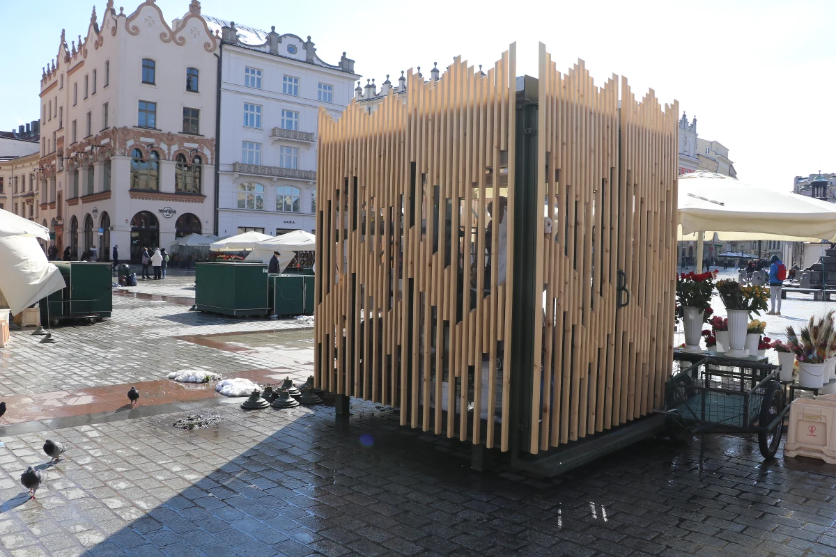 Do września potrwają testy nowego stoiska dla krakowskich kwiaciarek. Miasto chce wymienić dotychczasowe zielone skrzynie z jasnymi parasolami na przeszklone minikioski, by zapewnić sprzedającym komfort pracy przez cały rok i poprawić estetykę straganów z kwiatami.

