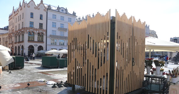 Do września potrwają testy nowego stoiska dla krakowskich kwiaciarek. Miasto chce wymienić dotychczasowe zielone skrzynie z jasnymi parasolami na przeszklone minikioski, by zapewnić sprzedającym komfort pracy przez cały rok i poprawić estetykę straganów z kwiatami.

