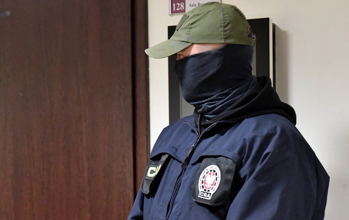 Zastępca burmistrza warszawskiej dzielnicy Praga-Południe Adam C. trafił na dwa miesiące do aresztu. We wtorek samorządowiec został zatrzymany przez agentów Centralnego Biura Antykorupcyjnego m.in. pod zarzutem korupcji.