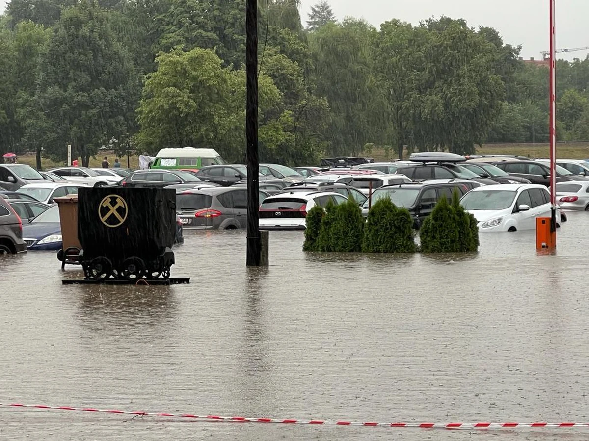Po przejściu burz nad Małopolską sytuacja w Wieliczce szczególnie groźna. Otrzymaliśmy na Gorącą Linię zdjęcia i nagrania pokazujące, że niektóre części miasta znalazły się dosłownie pod wodą. Widać zalane ulice, podtopione samochody i strażaków walczących z żywiołem.