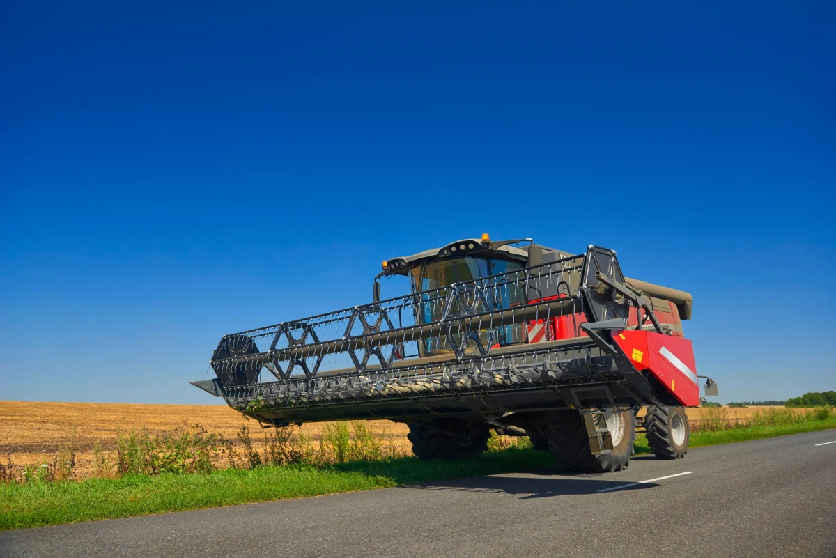 20-letni mężczyzna zginął w czwartek po zderzenia auta osobowego z kombajnem na drodze wojewódzkiej nr 396 między miejscowościami Pełczyce i Gaj Oławski na Dolny Śląsku. Okoliczności wypadku wyjaśnia policja pod nadzorem prokuratury.

