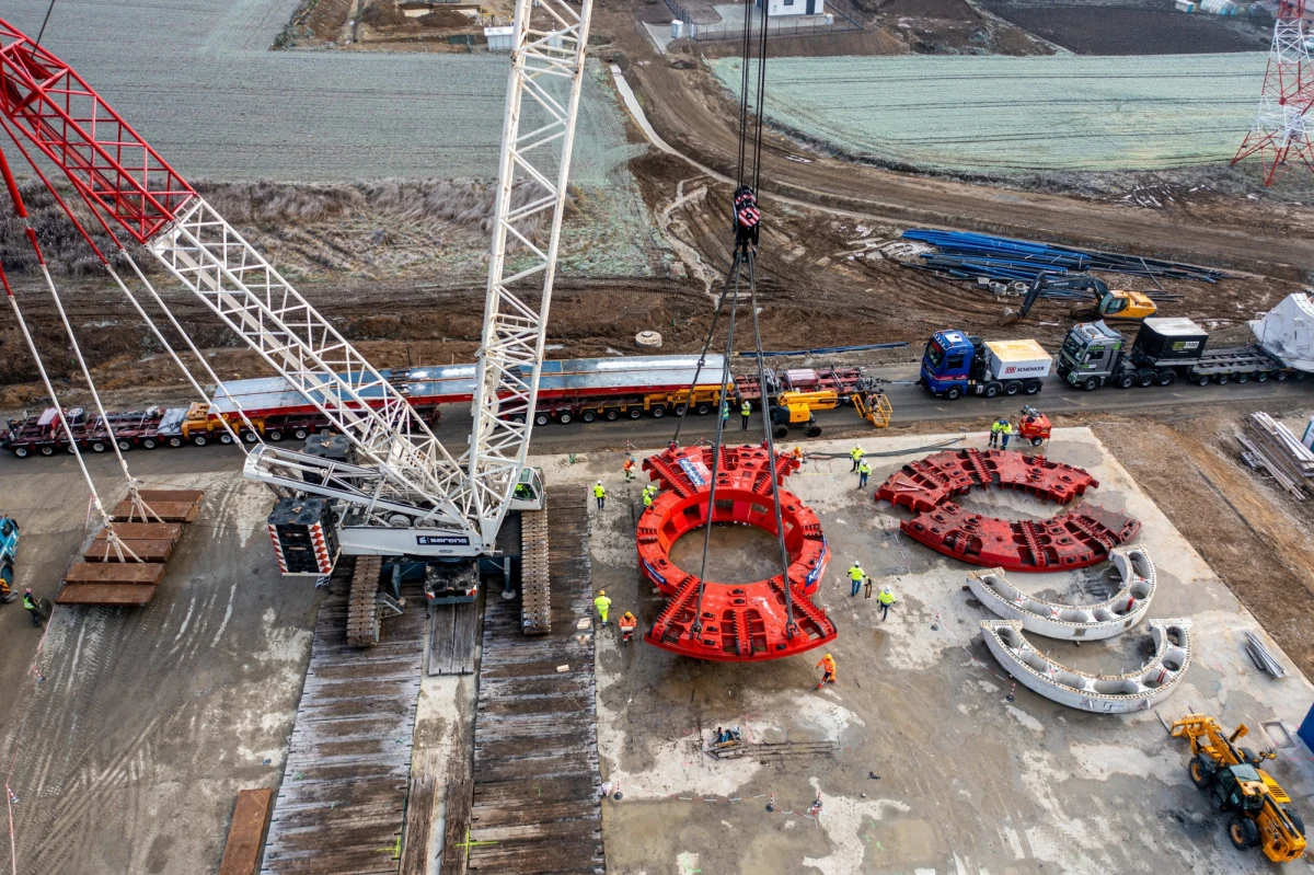 ​We wrześniu zacznie się wiercenie tunelu S19 na odcinku Rzeszów Południe-Babica. Maszyna TBM jest już złożona w 65 procentach. Zmontowana została tarcza skrawająca, która waży 400 ton. Tunel o długości 2255 m składał się będzie z dwóch naw, a każda z nich z ma mieć po dwa pasy ruchu oraz dodatkowy pas awaryjny.

