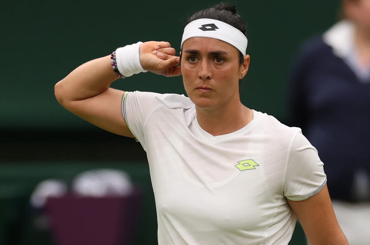 Aryna Sabalenka nie zakończy 67-tygodniowej serii Igi Świątek jako zawodniczki numer jeden światowego rankingu WTA. Białorusinka odpadła z wielkoszlemowego Wimbledonu, przegrywając w półfinale z Tunezyjką Ons Jabeur 7:6 (7-5), 4:6, 3:6.