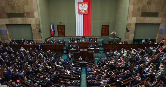 Sejm uchwalił w czwartek ustawę poszerzającą grupę osób uprawnionych do bezpłatnych leków o dzieci do 18 lat i seniorów powyżej 65 lat. Po zmianach bezpłatne leki mają być dostępne dla ok. 16 mln osób.