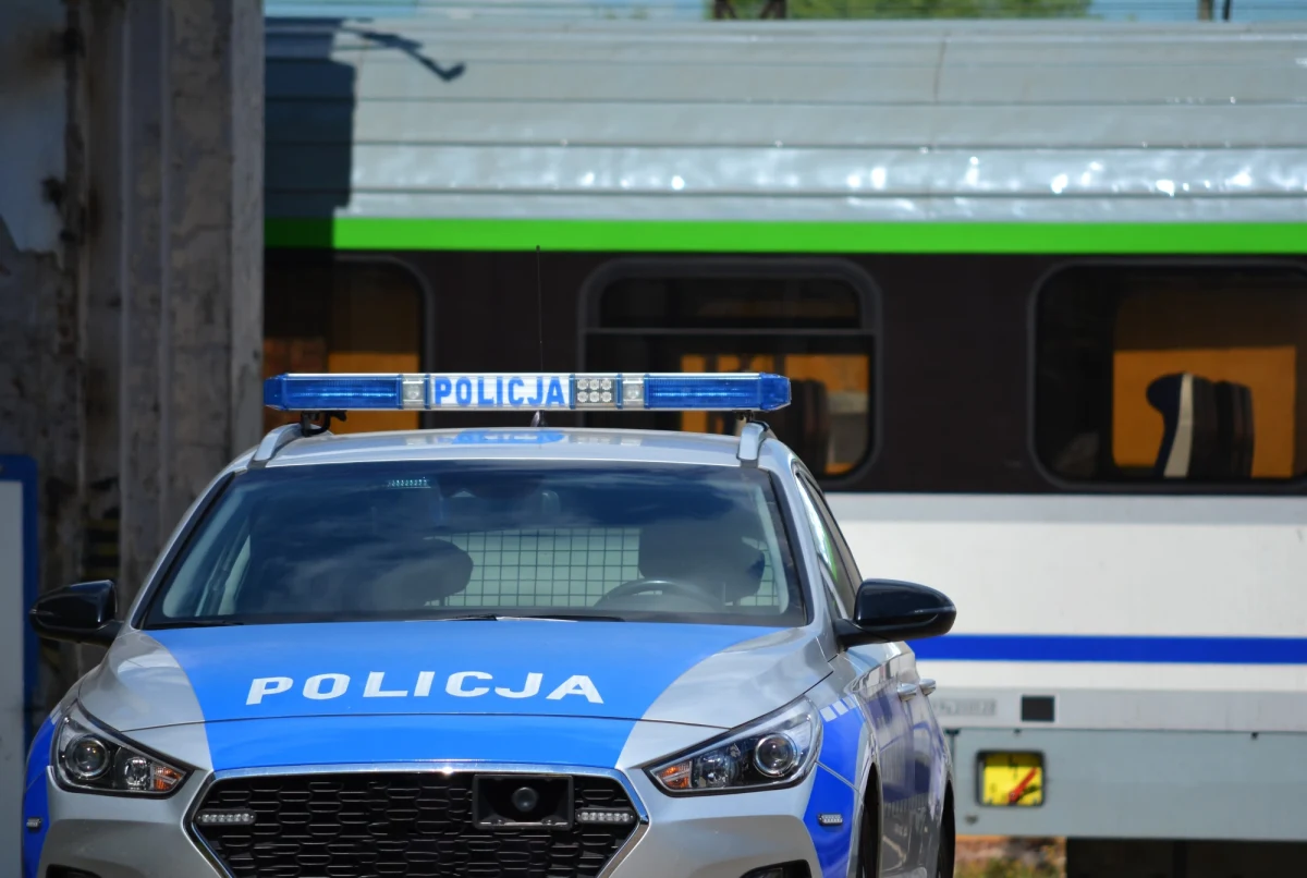 Na wysokości stacji kolejowej Kraków Mydlniki Wapiennik ruch został puszczony jednym z torów, pociągi jeżdżą wahadłowo - poinformowały PKP PLK. W czwartek doszło tam do śmiertelnego wypadku, w wyniku którego ruch do Krakowa został całkowicie wstrzymany.