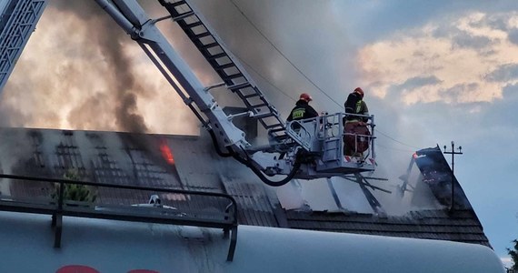 Trzy osoby z jednej rodziny zginęły w pożarze domu w Dąbrowie Wielkiej w powiecie sieradzkim. Ofiary to matka, córka i syn. W akcji gaśniczej uczestniczyło 12 zastępów straży pożarnej. 