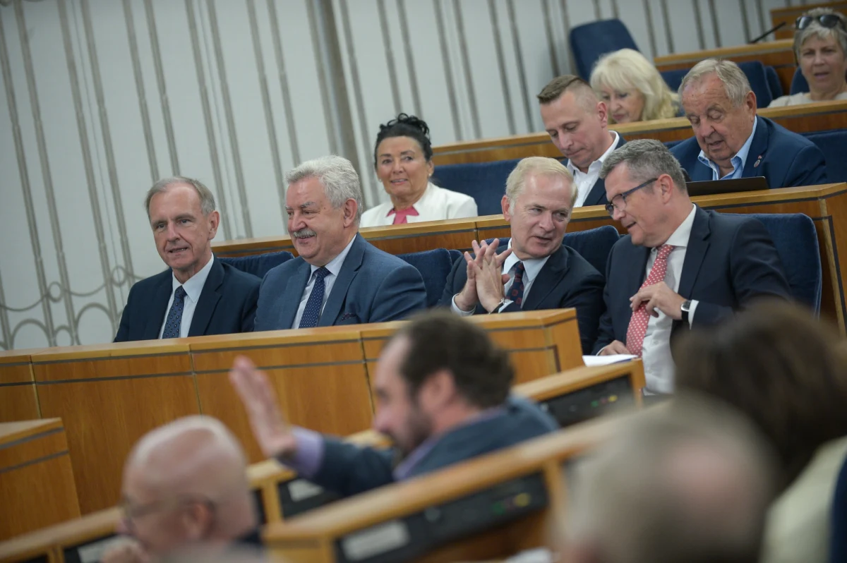 Senat odrzucił prezydencką propozycję nowelizacji ustawy ws. powołania komisji ds. badania rosyjskich wpływów na bezpieczeństwo Polski. Za odrzuceniem nowelizacji ustawy o Państwowej Komisji do spraw badania wpływów rosyjskich na bezpieczeństwo wewnętrzne Rzeczypospolitej Polskiej w latach 2007─2022, co rekomendowały senackie komisje, było 50 senatorów, przeciw było 44, nikt nie wstrzymało się od głosu.