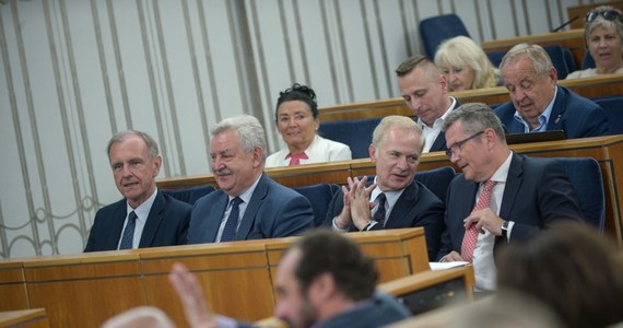 Senat odrzucił prezydencką propozycję nowelizacji ustawy ws. powołania komisji ds. badania rosyjskich wpływów na bezpieczeństwo Polski. Za odrzuceniem nowelizacji ustawy o Państwowej Komisji do spraw badania wpływów rosyjskich na bezpieczeństwo wewnętrzne Rzeczypospolitej Polskiej w latach 2007─2022, co rekomendowały senackie komisje, było 50 senatorów, przeciw było 44, nikt nie wstrzymało się od głosu.
