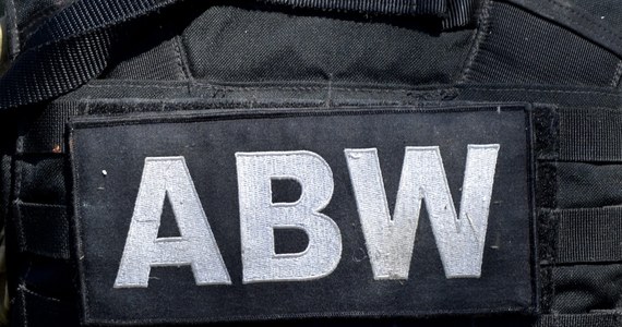 Funkcjonariusze ABW zatrzymali 18-latka, który planował przeprowadzenie w Polsce zamachu terrorystycznego. Nastolatek zbierał półprodukty do wykonania pasa szahida, by wysadzić jedną z dolnośląskich komend policji. Zaczął inspirować się islamistami podczas pobytu w jednym z krajów Beneluxu. 