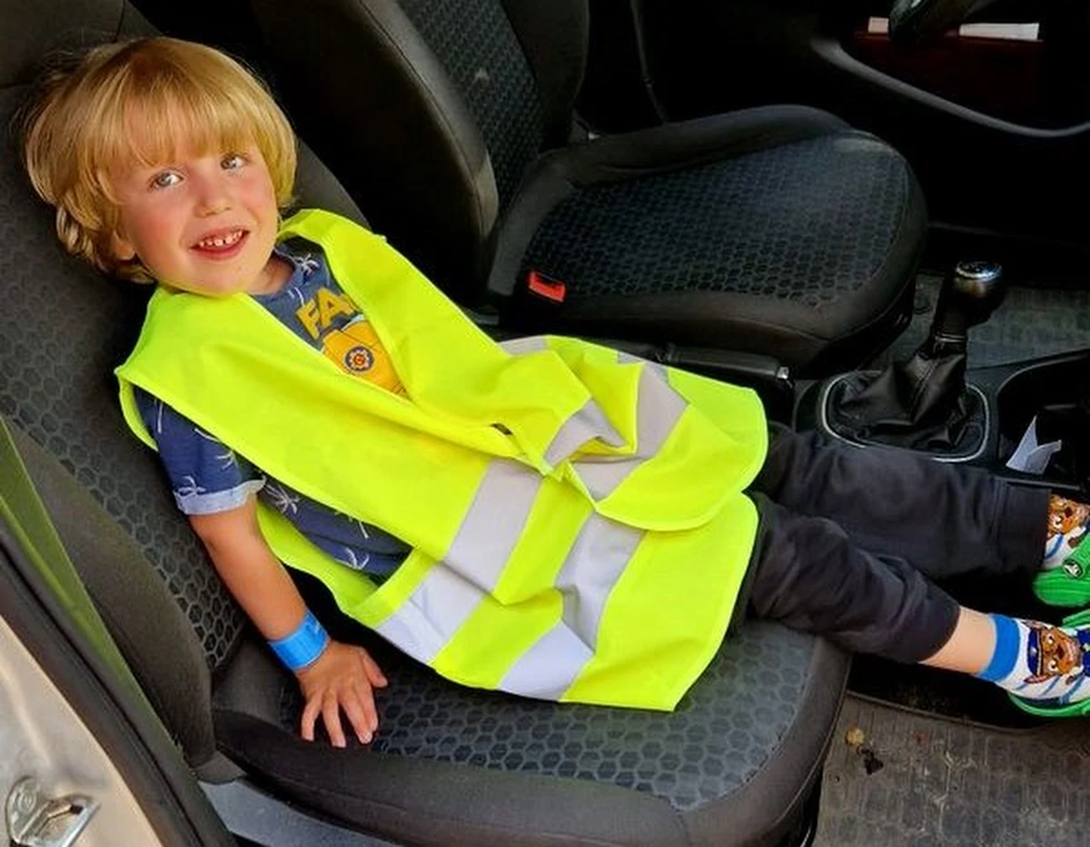 Zaczęło się od sposobu matki na wytłumaczenie dziecku konieczności kwarantanny, skończyło na miłej wizycie i prezentach. Dzielnicowi z Sopotu po wpisie matki w mediach społecznościowych spełnili prośbę 4-letniego Anatola i we wtorek odwiedzili go w domu. 