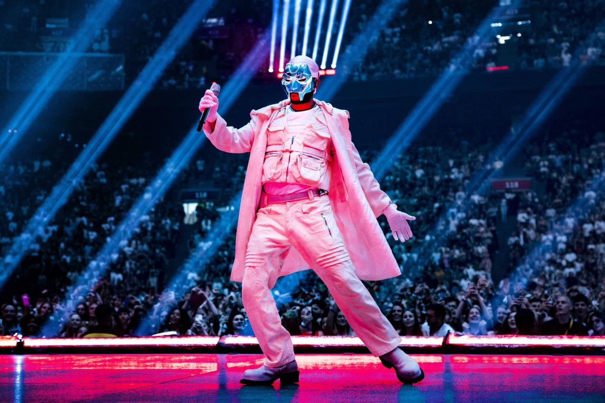 The Weeknd, diamentowy i wielokrotnie nagradzany artysta, właśnie pobił rekord najwyższej frekwencji podczas dwóch koncertów z udziałem 160 000 osób na London Stadium. Stało się to dzięki wyprzedanym koncertom, które odbyły się 7 i 8 lipca w ramach trasy "After Hours Til Dawn Tour". 