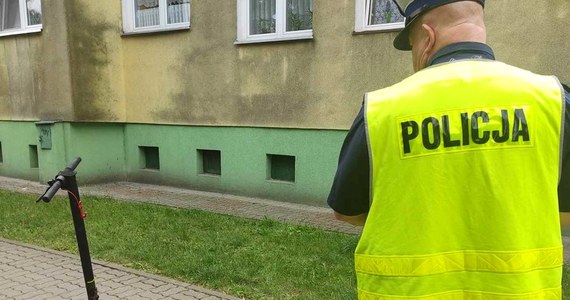 84-latka, którą pod koniec czerwca w Iławie (woj. warmińsko-mazurskie) potrącił 15-latek jadący na hulajnodze, nie żyje. Jak potwierdziła policja, kobieta zmarła po kilkunastu dniach hospitalizacji – podaje tvn24.pl.