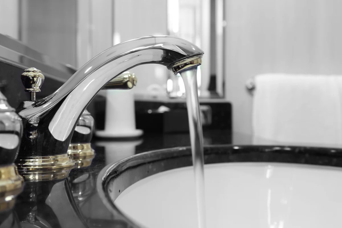 Około 10 tys. odbiorców z Lidzbarka Welskiego i okolic (woj. warmińsko-mazurskie) od czwartku nie może wykorzystywać do celów spożywczych wody z tamtejszego wodociągu. W próbkach wody wykryto obecność bakterii grupy coli.