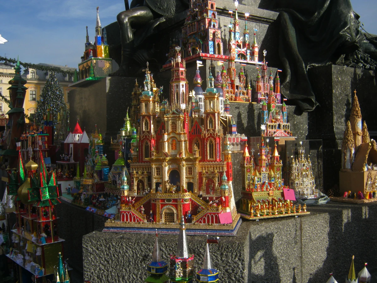 Dziś o godz. 17.00 u franciszkanów w Krakowie zostanie otwarta na kilka tygodni wystawa słynnych na cały świat szopek krakowskich. Okazją jest zbliżająca się w tym roku 800. rocznica pierwszej żywej szopki, wystawionej przez św. Franciszka z Asyżu.