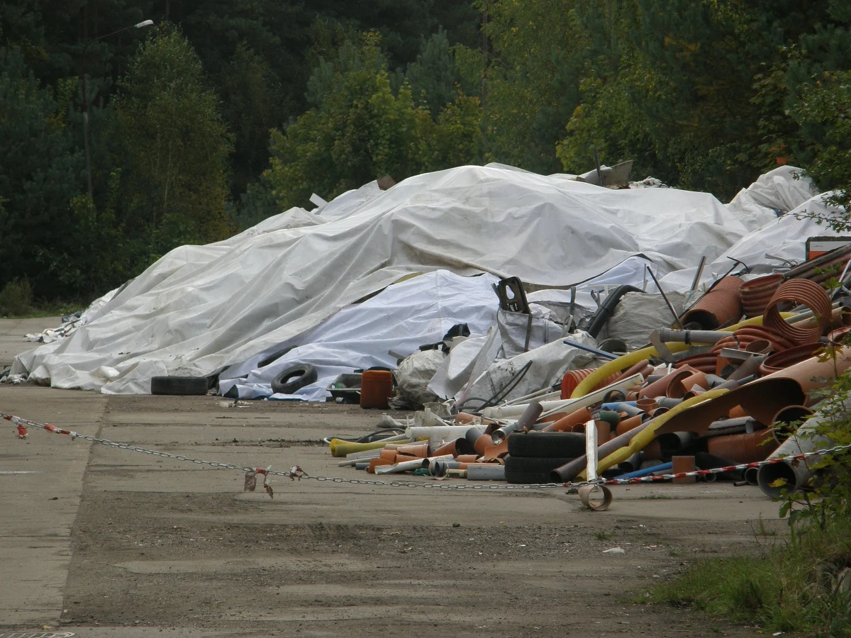 O nielegalne składowanie odpadów i ich sprowadzanie z zagranicy oskarżyła Prokuratura Rejonowa w Głogowie dwóch mężczyzn. Według śledczych w ciągu sześciu lat oskarżeni mieli składować nielegalnie łącznie ponad 70 ton odpadów na terenie działki w Przemkowie.