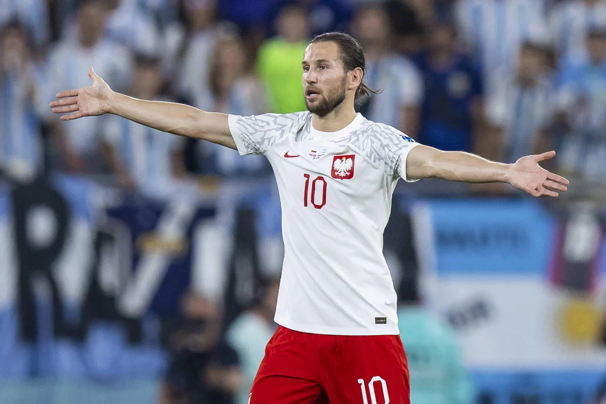 Gorąco jest nie tylko w pogodzie, ale też na rynku transferowym. Kolejne plotki mówią o zainteresowaniu Polakami ze strony nieprawdopodobnie bogatej, choć na razie kiepskiej piłkarski ligi Arabii Saudyjskiej. Tamtejsze kluby mają być zainteresowanie Piotrem Zielińskim i Krzysztofem Piątkiem. Na transfer wewnętrzny może też liczyć Grzegorz Krychowiak.