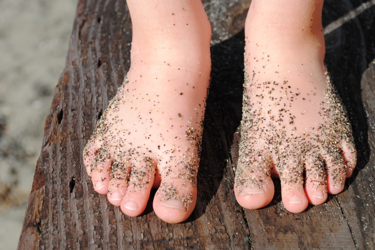 Ostródzka policja wyjaśnia, w jaki sposób 2,5-latek wyszedł niepilnowany ze żłobka i boso szedł przez miasto. Opiekunka tłumaczy, że maluch musiał niepostrzeżenie wymknąć się w momencie, gdy inny rodzic odbierał swoje dziecko.