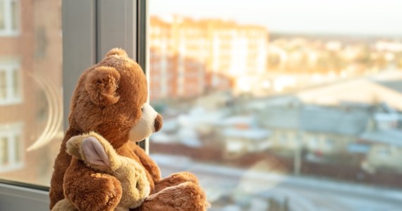 4-letni chłopiec wspiął się z balkonu na dach bloku w Świdniku w woj. lubelskim. Maluch wykorzystał chwilę nieuwagi swojej mamy. 