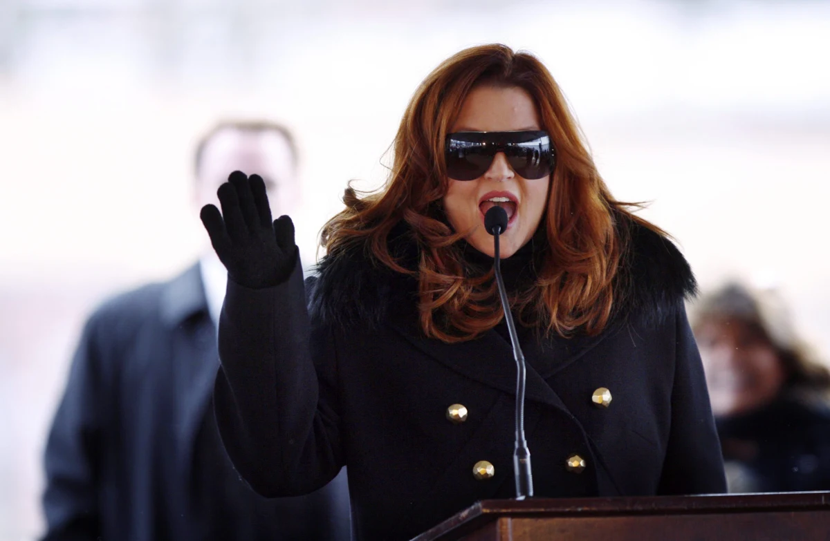 Powikłania związane z niedrożnością jelita cienkiego - to główne przyczyny śmierci Lisy Marie Presley, jedynej córki legendy rock'n'rolla Elvisa. Takie informacje przekazano w komunikacie biura medycyny sądowej hrabstwa Los Angeles - podaje portal BBC. Artystka zmarła w wieku 54 lat w styczniu tego roku.