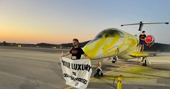Kilku aktywistów z organizacji ekologicznej Przyszłość Roślinna wtargnęło w geście protestu na pas startowy lotniska na turystycznej wyspie Ibiza na Balearach w Hiszpanii. Najpierw spryskali żółtą farbą prywatny samolot, a następnie się do niego przykleili. Policja zatrzymała cztery osoby.