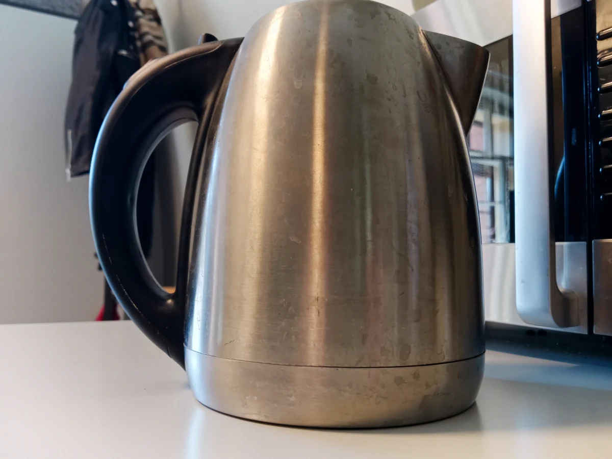 Komendant Główny Policji nakazał wycofać kuriozalne polecenie w sprawie czajników w komendach. Policjanci mieli oddawać urządzenia do magazynów, aby zaoszczędzić na rachunkach prądu. Komendant miejski z Bydgoszczy polecił zwrot ponad 50 czajników, powołując się na pismo zastępcy komendanta wojewódzkiego. 