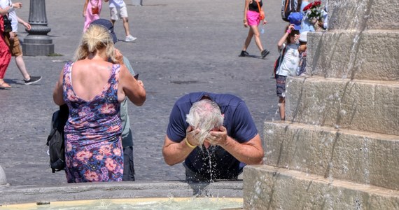 ​We Włoszech nie mijają ekstremalne upały z temperaturą zbliżającą się do 40 stopni Celsjusza, a od weekendu jeszcze bardziej się nasilą - zapowiadają meteorolodzy. W sobotę trzeci, najwyższy stopień alarmu z powodu upałów, wprowadzony przez Ministerstwo Zdrowia, obowiązywać będzie w 15 miastach.