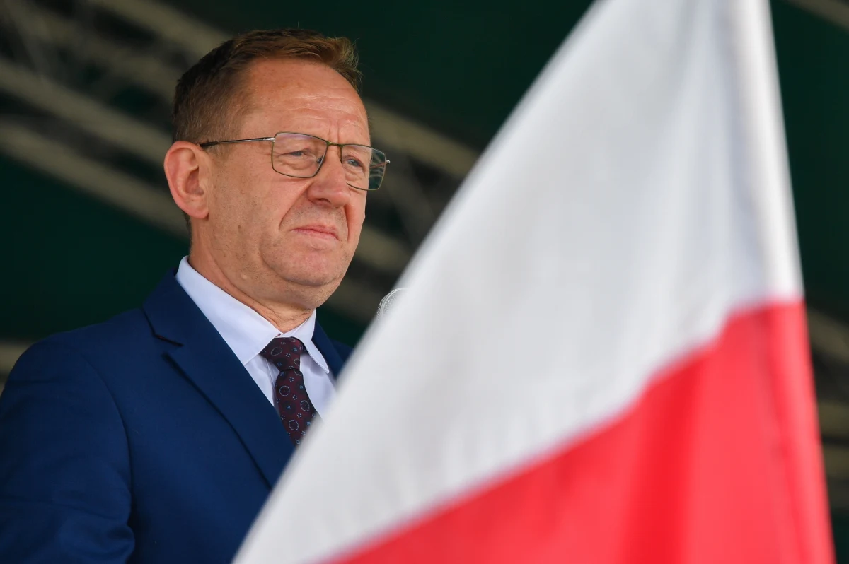 Polska zwróci się do unijnego komisarza do spraw handlu Valdisa Dombrovskisa o objęcie zakazem importu mrożonych malin i truskawek z Ukrainy. "W 2022 roku i w pierwszych miesiącach 2023 roku import ukraińskich truskawek i malin mrożonych do Polski wzrósł bardzo znacznie. To oznacza ogromne trudności dla polskich producentów i bardzo poważne zakłócenia rynkowe" - podkreślił minister rolnictwa Robert Telus.