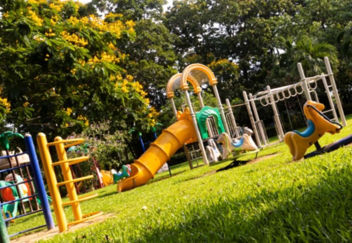 5-latek uległ groźnemu wypadkowi na placu zabaw w Błoniu koło Warszawy. Chłopiec wspiął się na tzw. pająka i spadł z dużej wysokości. Został przetransportowany śmigłowcem Lotniczego Pogotowia Ratunkowego do szpitala.
