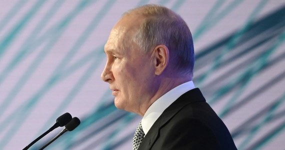 „Grupa Wagnera nie istnieje” – dowodził Władimir Putin w rozmowie z gazetą „Kommiersant”. Prezydent Rosji opowiedział też w wywiadzie o spotkaniu z dowódcami Grupy Wagnera i jej szefem Jewgienijem Prigożynem, podczas którego wskazał innego kandydata na przywódcę najemników - podaje The Hill, amerykański portal specjalizujący się w zagadnieniach politycznych.