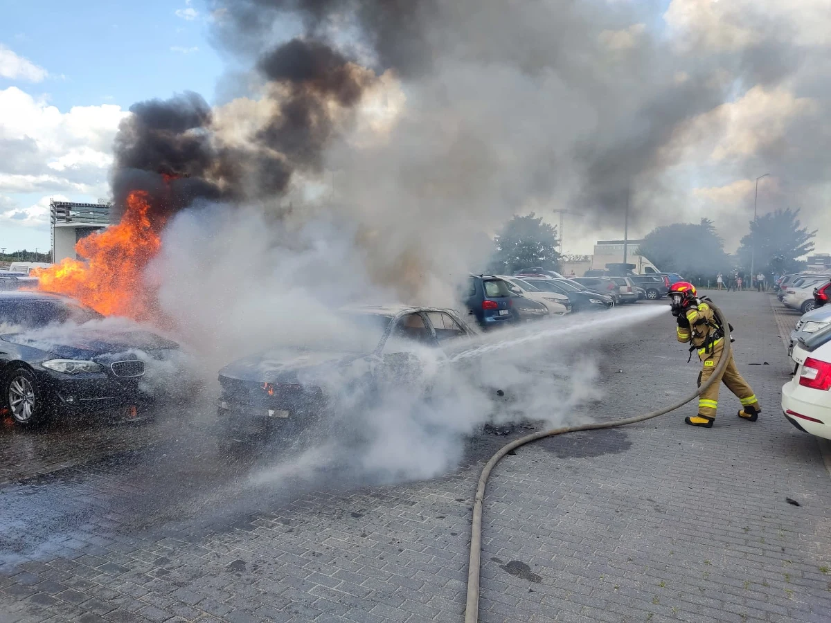 Dziesięć samochodów objął pożar, który wybuchł w piątek w godzinach popołudniowych na parkingu przy gdańskim lotnisku. W zdarzeniu nikt nie odniósł obrażeń.