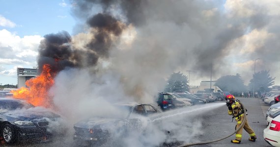 Dziesięć samochodów objął pożar, który wybuchł w piątek w godzinach popołudniowych na parkingu przy gdańskim lotnisku. W zdarzeniu nikt nie odniósł obrażeń.