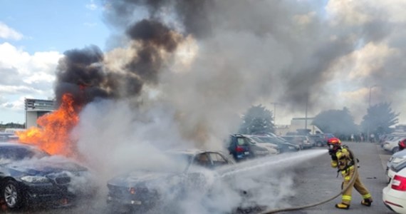 Dziesięć samochodów objął pożar, który wybuchł w piątek w godzinach popołudniowych na parkingu przy gdańskim lotnisku. W zdarzeniu nikt nie odniósł obrażeń.