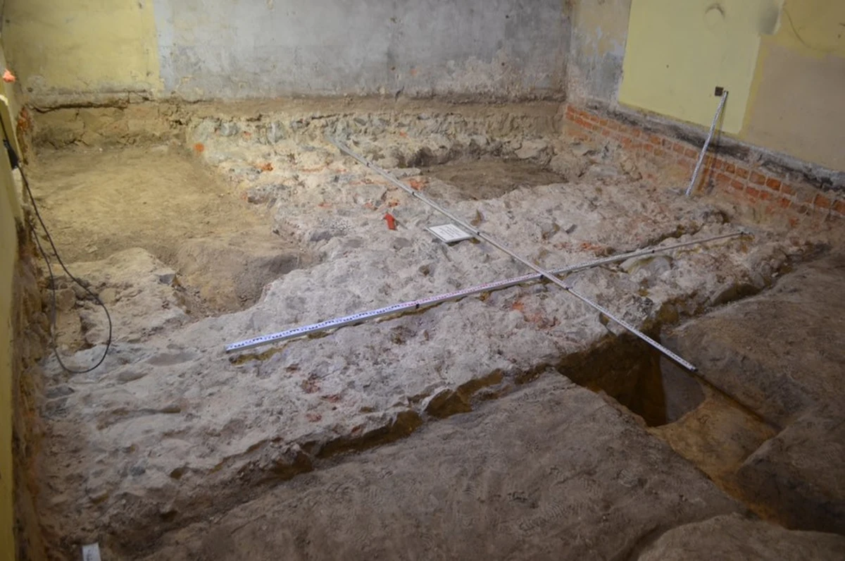 Średniowieczną wieżę odkryto na terenie zespołu pobernardyńskiego w Lublinie - poinformował lubelski konserwator zabytków Dariusz Kopciowski. W jego ocenie to jedno z najważniejszych odkryć archeologicznych w regionie.

