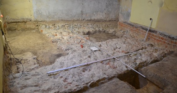 Średniowieczną wieżę odkryto na terenie zespołu pobernardyńskiego w Lublinie - poinformował lubelski konserwator zabytków Dariusz Kopciowski. W jego ocenie to jedno z najważniejszych odkryć archeologicznych w regionie.

