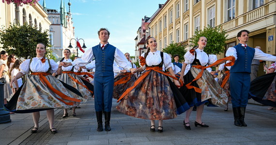 Barwnym korowodem przedstawicieli Polonii z czterech kontynentów, ubranych w stroje ludowe, rozpoczął się w Rzeszowie XIX Światowy Festiwal Polonijnych Zespołów Folklorystycznych (ŚFPZF). Wydarzenie potrwa do 17 lipca.