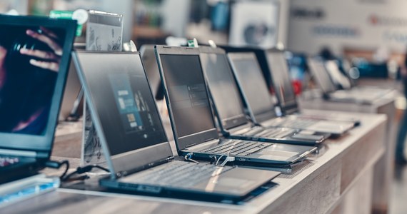 Prezydent Andrzej Duda podpisał ustawę, której celem jest wyposażenie uczniów klas IV szkół podstawowych w laptopy, a nauczycieli w bony na zakup laptopa.