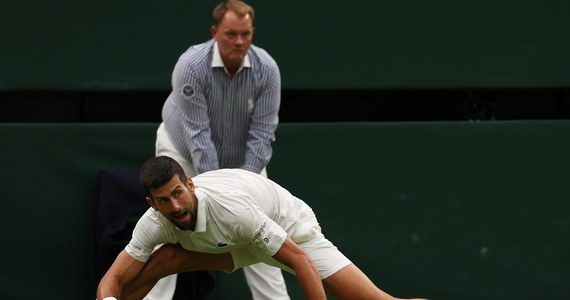 Lider światowego rankingu tenisistów Carlos Alcaraz pokonał rozstawionego z numerem trzecim Rosjanina Daniiła Miedwiediewa 6:3, 6:3, 6:3 i awansował do finału Wimbledonu. O swój drugi tytuł wielkoszlemowy powalczy z broniącym tytułu Serbem Novakiem Djokovicem.