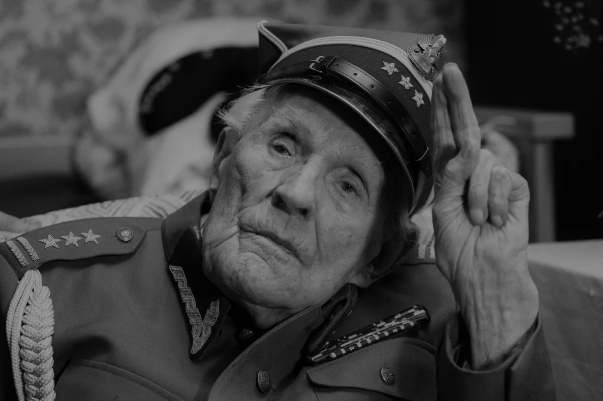 Płk Kazimierz Klimczak ps. Szron zmarł w wieku 109 lat - oficer Wojska Polskiego II RP, żołnierz września '39, żołnierz Armii Krajowej, Powstaniec Warszawski – poinformował w piątek wieczorem fanpage akcji BohaterON na portalu Facebook.