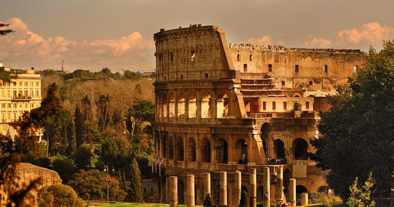 Kara od 2 do 5 lat więzienia i grzywna w wysokości do 15 tysięcy euro grozi 17-letniej turystce ze Szwajcarii, która wyryła w piątek swoje inicjały w rzymskim Koloseum. 