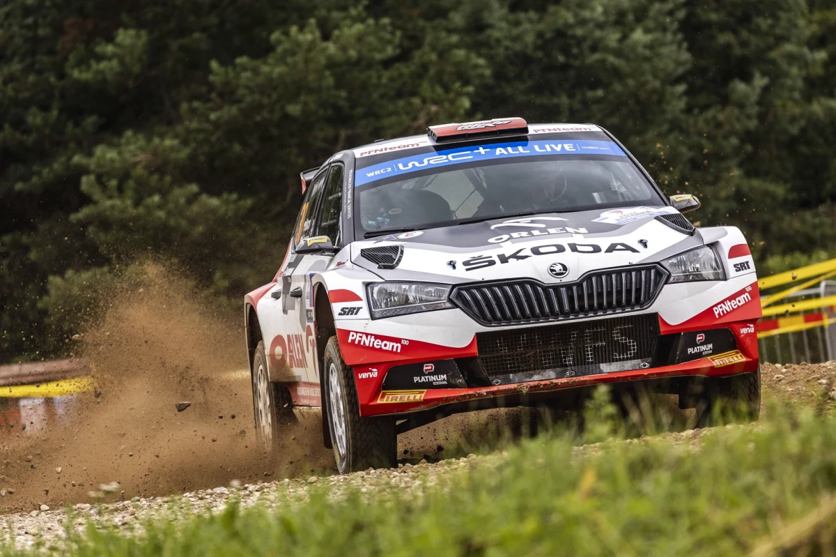 Estońskie szutry - to na nich już w czwartek rywalizację rozpocznie nasza rajdowa załoga Mikołaj Marczyk i Szymon Gospodarczyk. Przed Polakami jeszcze dwa dni testów i oczywiście zapoznanie z trasą rajdu. Impreza w Estonii to 21 odcinków specjalnych o łącznej długości 300 kilometrów. O zbliżającym się występie Patrykowi Serwańskiemu opowiedział Szymon Gospodarczyk.