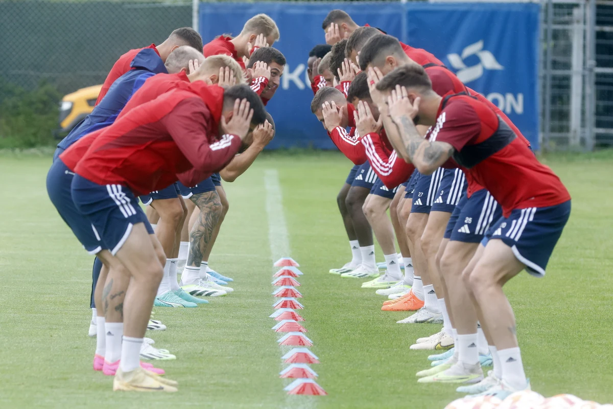 Mistrz Polski Raków Częstochowa podejmie wieczorem zdobywcę krajowego pucharu - Legię Warszawa. Stawką spotkania będzie Superpuchar. Raków zdobywał go w 2021 i 2022 roku. Legioniści poprzednio sięgnęli po trofeum w 2008 roku i od tego czasu przegrali... osiem spotkań o Superpuchar. Z wypowiedzi obu trenerów wynika, że obu ekipom zależy na zwycięstwie. Pierwszy gwizdek o 20:10.