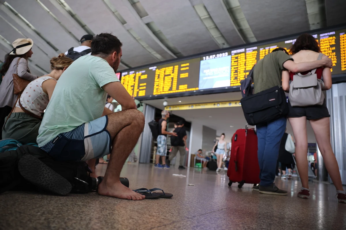 Sobota jest dniem poważnych trudności w ruchu lotniczym we Włoszech z powodu 8-godzinnego strajku pracowników lotnisk, rozpoczętego o godzinie 10. Według organizacji obrony praw konsumentów Codacons zagrożonych jest łącznie około tysiąca lotów, a protest zakłóci podróż 250 tysiącom pasażerów. Setki połączeń już odwołano.