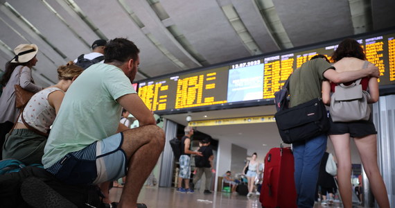 Sobota jest dniem poważnych trudności w ruchu lotniczym we Włoszech z powodu 8-godzinnego strajku pracowników lotnisk, rozpoczętego o godzinie 10. Według organizacji obrony praw konsumentów Codacons zagrożonych jest łącznie około tysiąca lotów, a protest zakłóci podróż 250 tysiącom pasażerów. Setki połączeń już odwołano.