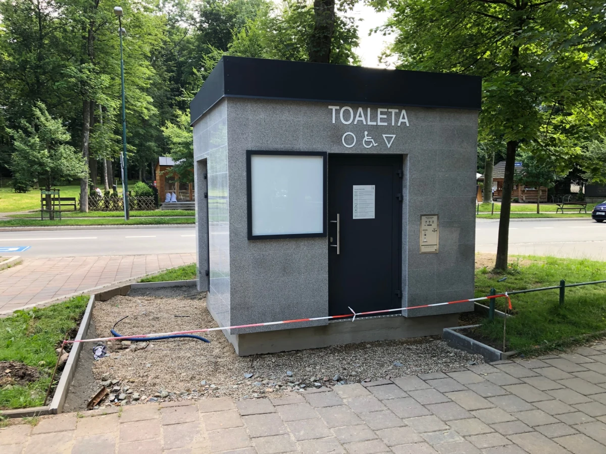 Prawie dwa miliony złotych wydadzą władze Zakopanego na nowe toalety publiczne. Aż pięć nowoczesnych kontenerów stanie w samym centrum miasta. Jak przyznają mieszkańcy, ze względu na ogromną liczbę turystów odwiedzających stolicę Tatr, są one bardzo potrzebne.