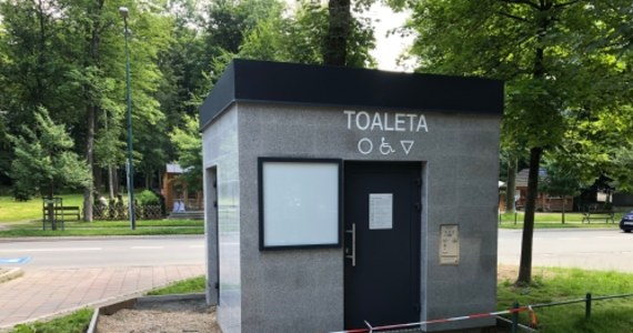 Prawie dwa miliony złotych wydadzą władze Zakopanego na nowe toalety publiczne. Aż pięć nowoczesnych kontenerów stanie w samym centrum miasta. Jak przyznają mieszkańcy, ze względu na ogromną liczbę turystów odwiedzających stolicę Tatr, są one bardzo potrzebne.