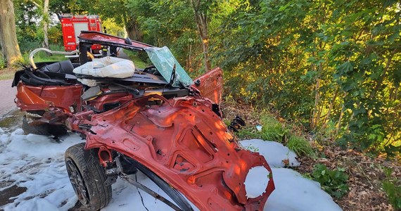 ​Trzy osoby zginęły w wypadku na drodze gminnej pomiędzy Węgrami a Gościszewem w powiecie sztumskim (woj. pomorskie). Samochód osobowy uderzył w drzewo.