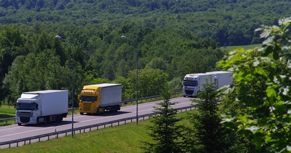 Potężne kolejki utworzyły się przy przejściu w Hrebennem. W kolejce stoi tam około 390 ciężarówek i czeka na wyjazd z Polski. Ruch w przeciwnym kierunku odbywa się płynnie.