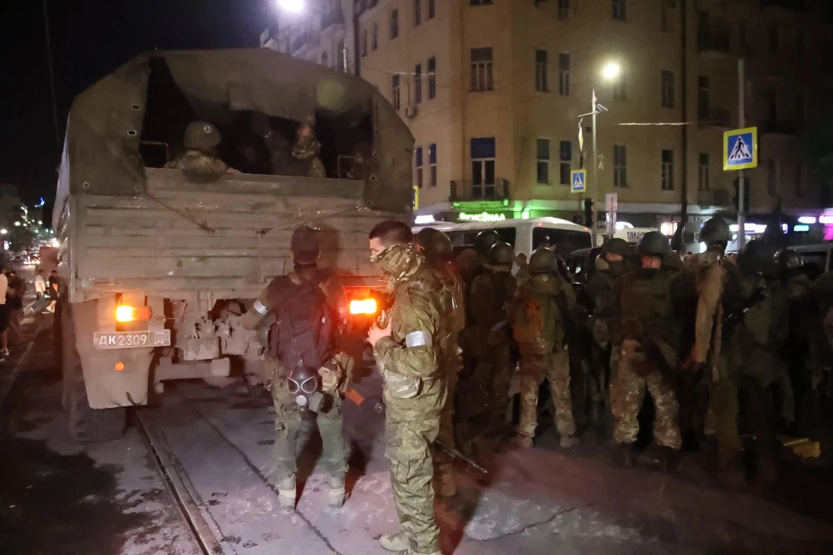 ​Na Białoruś przybyła kolumna Grupy Wagnera, złożona z około 60 pojazdów; kieruje się w stronę Osipowicz w obwodzie mohylewskim - poinformował w sobotę projekt Biełaruski Hajun, zajmujący się monitoringiem aktywności wojsk.