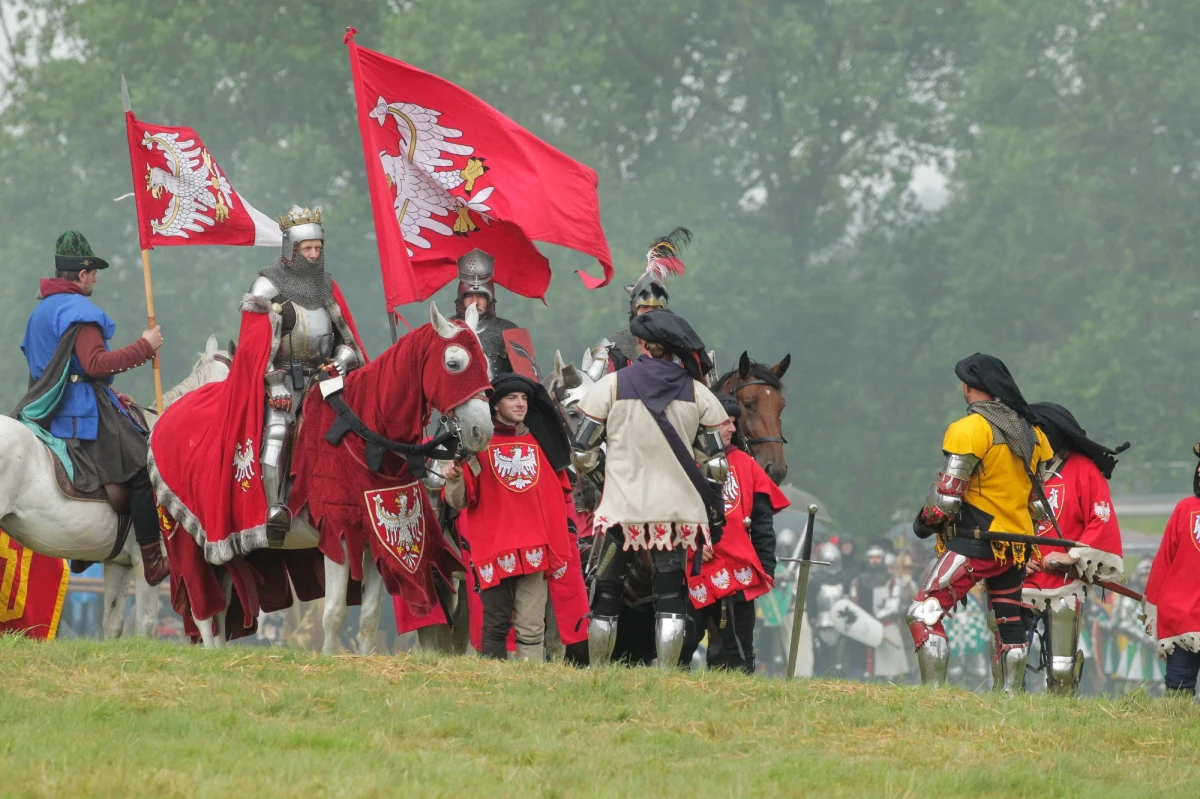 Trwa wielki średniowieczny piknik na polach Grunwaldu. W sobotę odbyła się inscenizacja jednej z największych bitew w historii średniowiecznej Europy. Tak jak 15 lipca 1410 roku, tak i dziś panowały gigantyczne upały. Ratownicy medyczni musieli interweniować z powodu zasłabnięć.